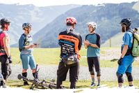In Kleingruppen das Mountainbiken lernen bei Roxybike.
